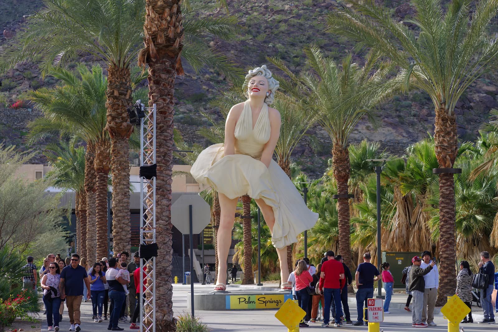 下着が見えるマリリン・モンローの巨大像、「性差別的」と長年の苦情を